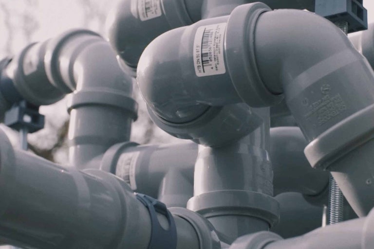 Potrubní instalace s plastovými trubkami a tvarovkami