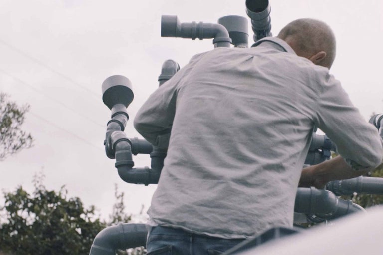 Instalace plastových trubek venku jednou osobou