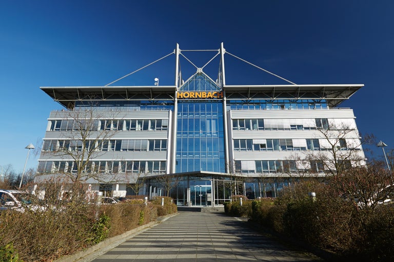 Pohled na budovu Hornbach za denního světla