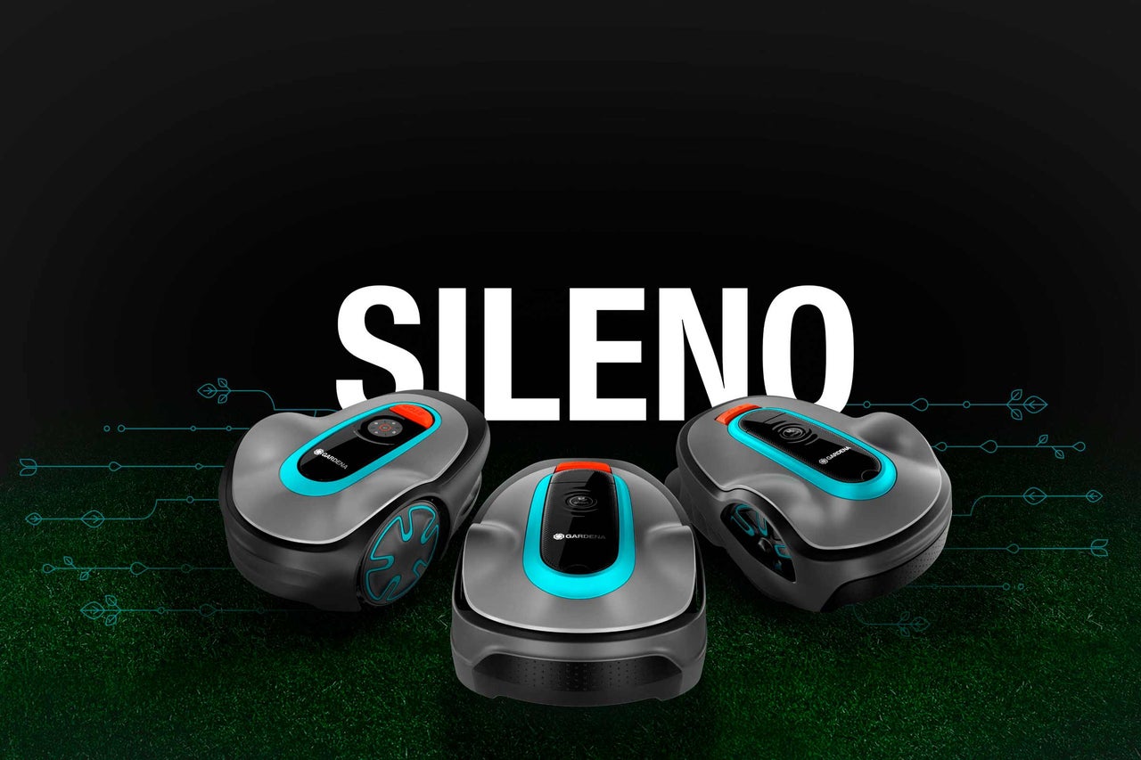 Tři robotické sekačky Gardena Sileno na trávníku