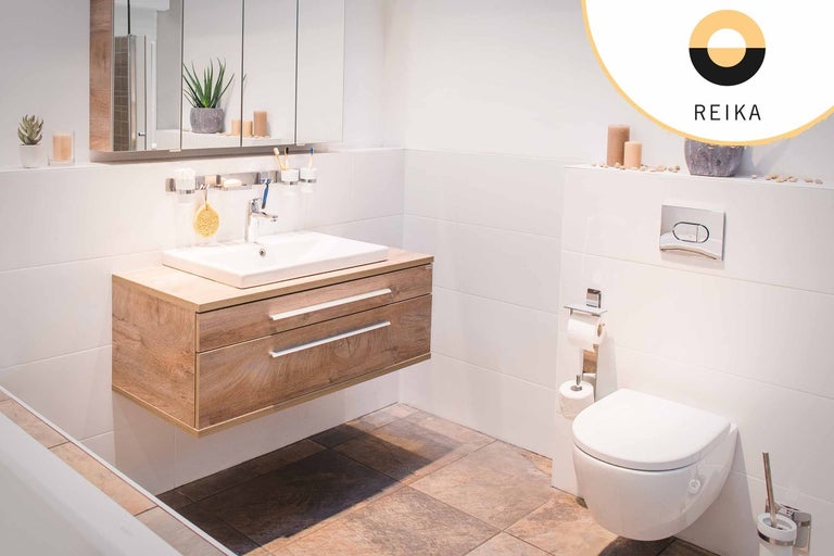 Moderní koupelna s umyvadlovou skříňkou, zrcadlem a toaletou