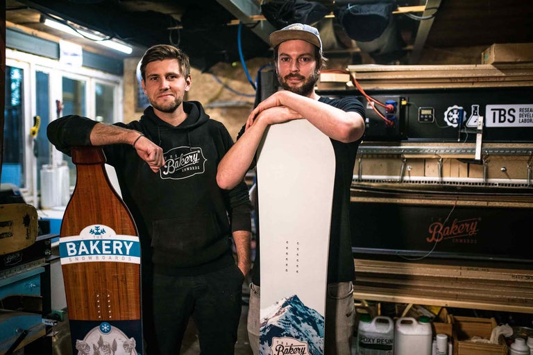 Dva muži prezentují snowboardy značky Bakery.