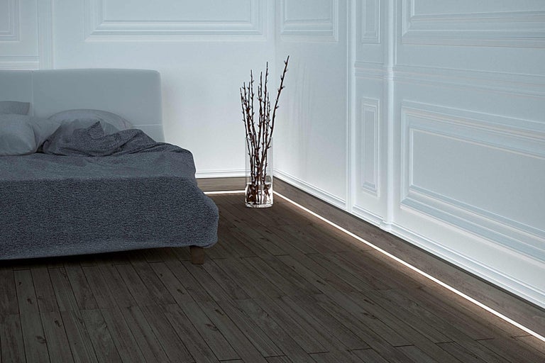 Ložnice s postelí, dekorací a LED podlahovými světly