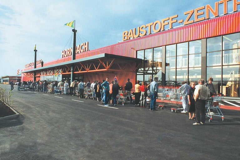 Dlouhá fronta zákazníků před hobbymarketem Hornbach