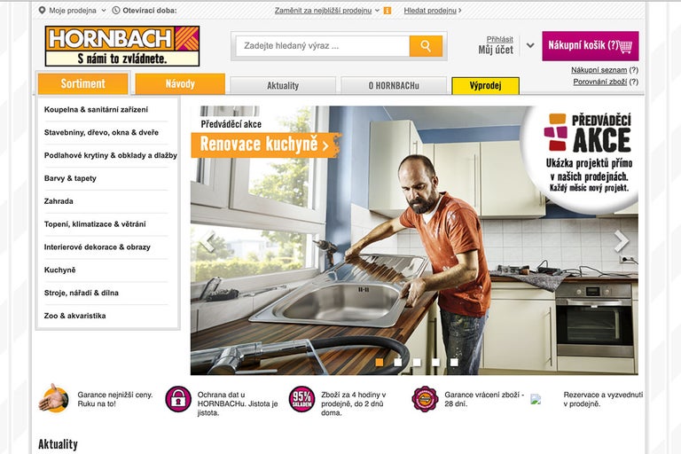 Webová stránka Hornbach: Muž instaluje dřez v kuchyni