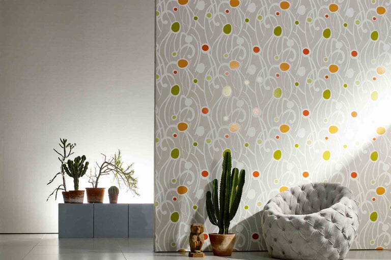 Interiérový design s vzorovanou tapetou, křeslem a pokojovými rostlinami