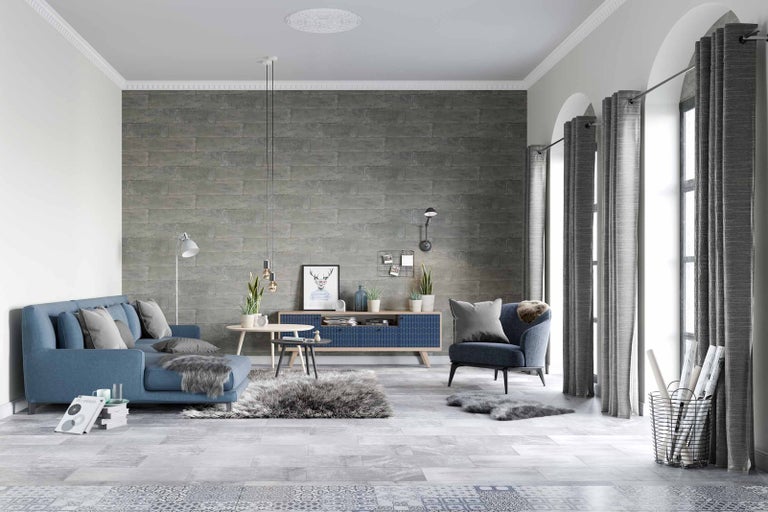 Světlý obývací pokoj s pohovkou, křeslem, komodou a dekorativní stěnou