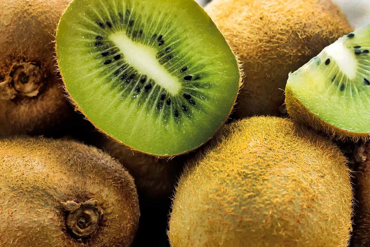 Několik kiwi, půlka a plátek