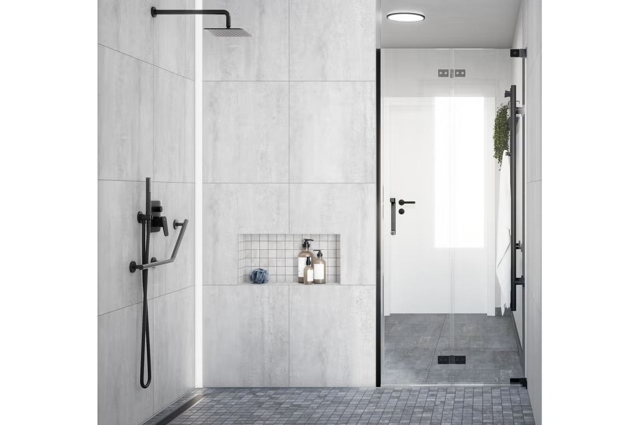 Moderní sprchový kout se skleněnou stěnou, dešťovou sprchovou hlavicí a úložným prostorem