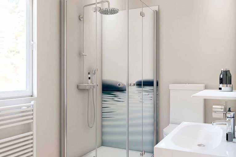 Světlá koupelna se sprchou, umyvadlem a toaletou