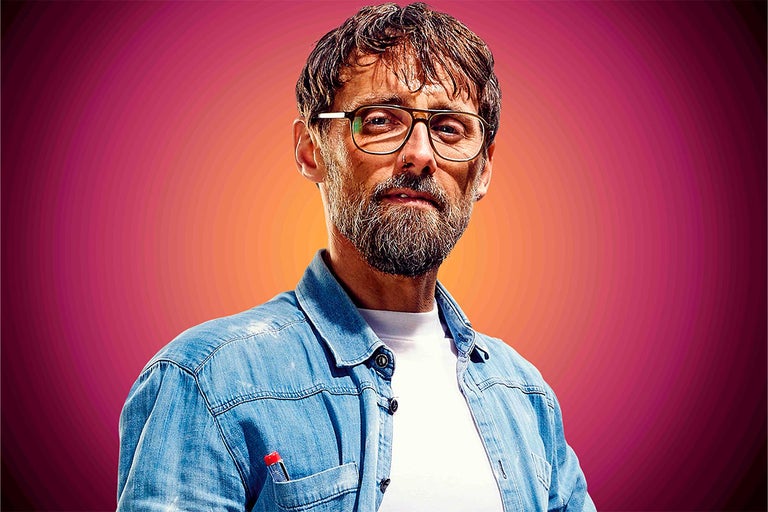 Portrét muže s brýlemi a džínovou košilí