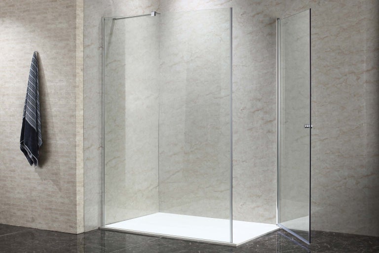 Sprchový kout walk-in se sprchovou vaničkou a ručníkem