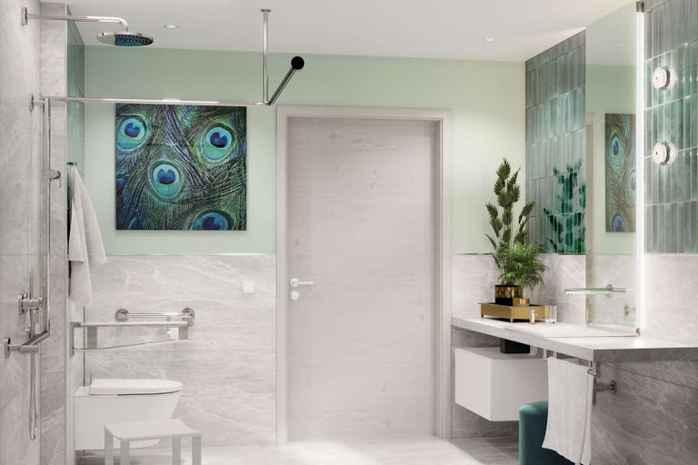 Světlá koupelna se sprchou, toaletou, umyvadlem a dveřmi.