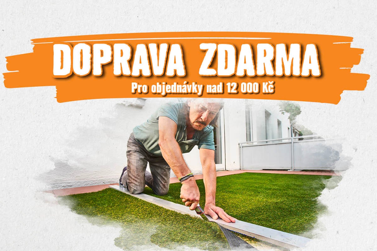 Muž klečí na terase a ořezává umělý trávník pomocí nože podél vodicí lišty.