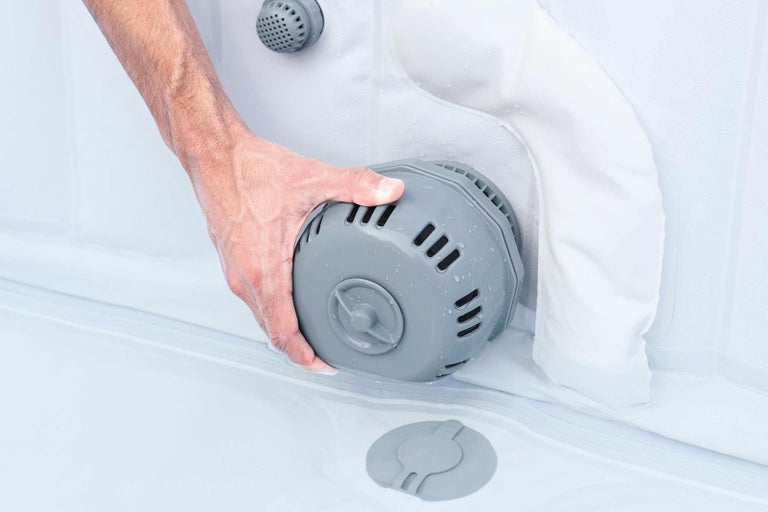 Ruka zavírá filtr ve vířivce