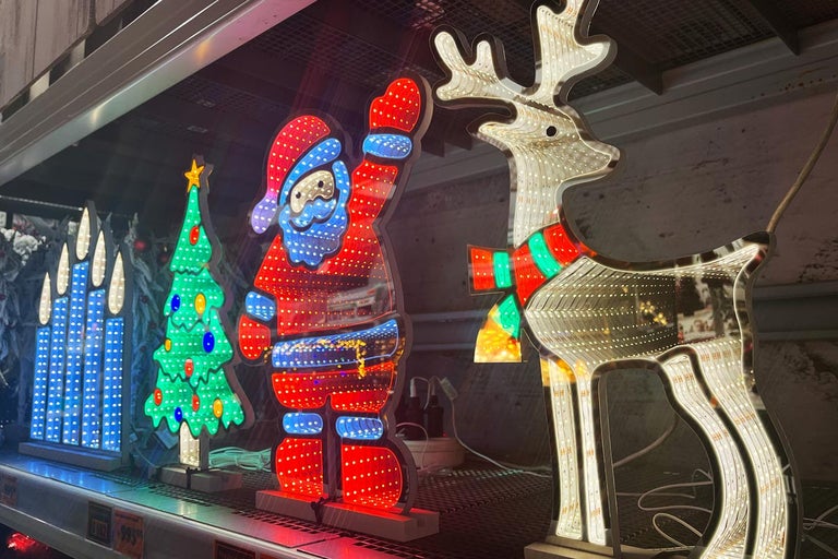 Vánoční dekorace se světelnými motivy: svíčky, vánoční strom, Santa Claus a sob