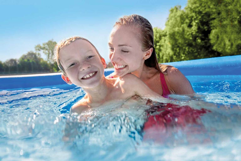 Žena a dítě v bazénu