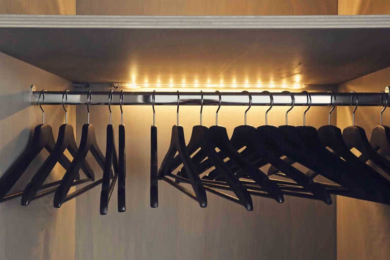 Šatní skříň s šatní tyčí, LED osvětlením a několika ramínky