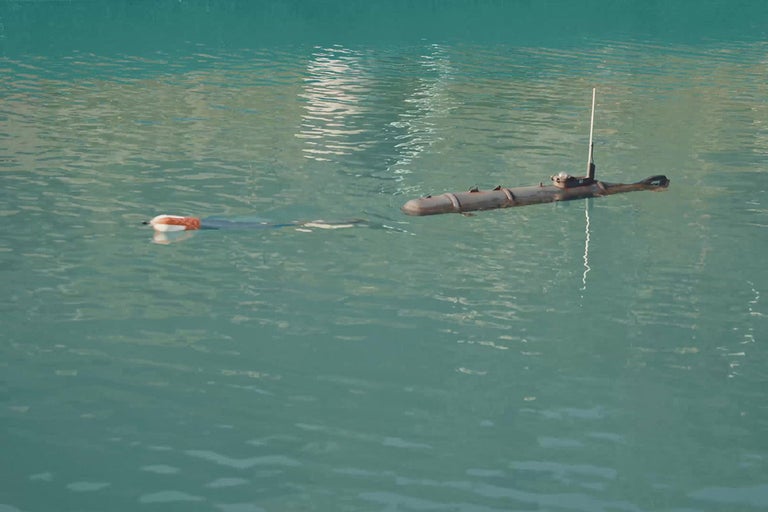 Model ponorky ve vodě.