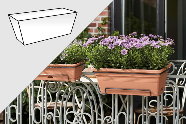 Květináče s držákem a fialovými květy na balkóně