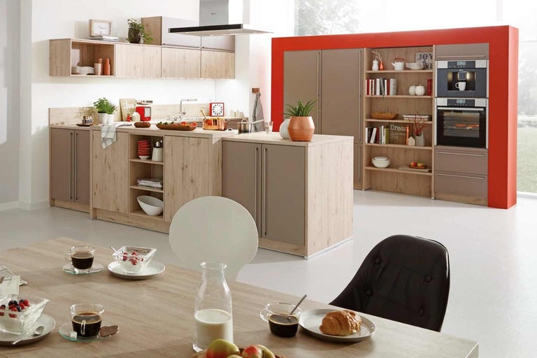 Světlá kuchyně s kuchyňským ostrovem, policemi, skříněmi a jídelním stolem s nádobím