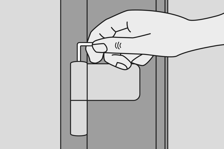 Ruka používá imbusový klíč na závěs