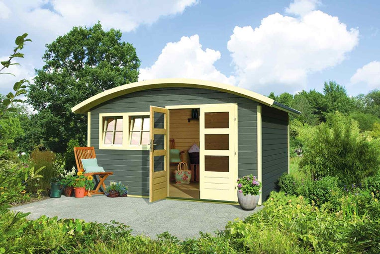 Zahradní domek se zaoblenou střechou, dvoukřídlými dveřmi a okny na zahradě