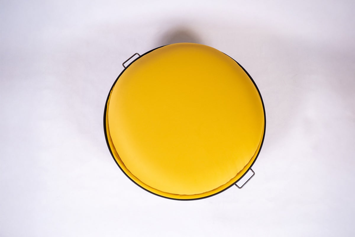 Žlutý kulatý puf s madly