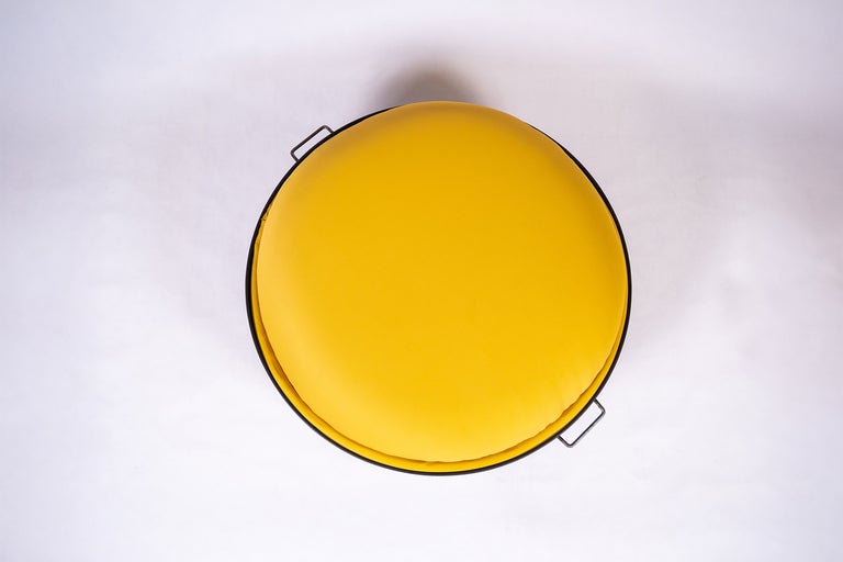 Žlutý kulatý puf s madly