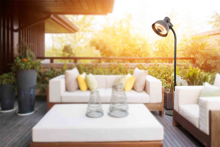 Terasa s posezením a stojícím topným zářičem