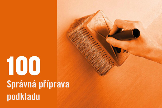 Osoba připravuje povrch štětcem.