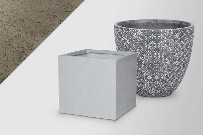 Dva květináče: jeden čtvercový a jeden kulatý s hvězdicovým vzorem