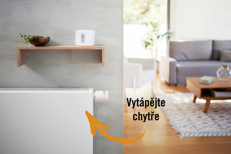 Chytré ovládání topení v obývacím pokoji s termostatem a radiátorovým termostatem