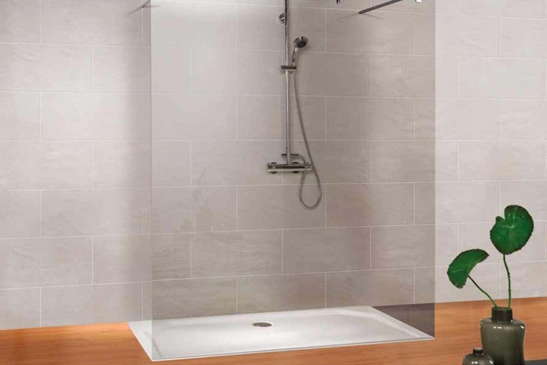 Sprchový kout se sprchovou vaničkou a sprchovou baterií před obloženou stěnou