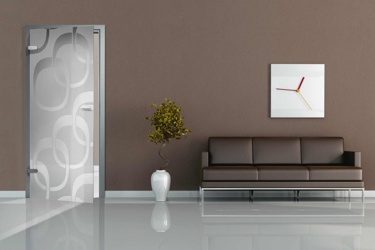 Interiér se skleněnými dveřmi, pohovkou, hodinami a rostlinou v květináči