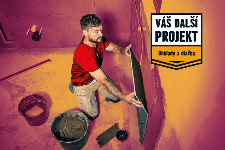 Obkladač při práci, projekt pro obložení stěn dlaždicemi