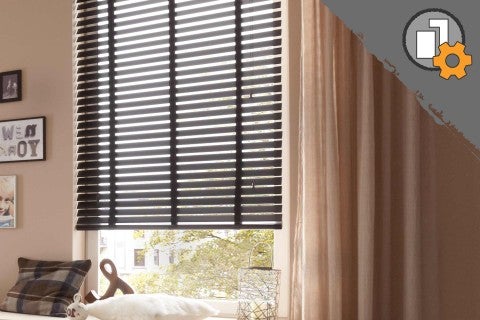 Dřevěná interiérová žaluzie před oknem