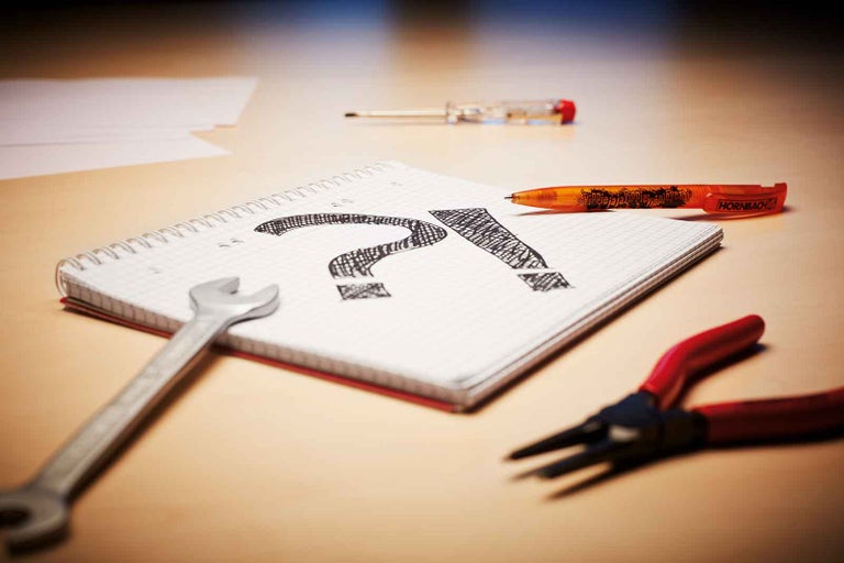 Poznámkový blok s otazníkem a vykřičníkem, klíč, šroubovák, kleště a kuličkové pero Hornbach