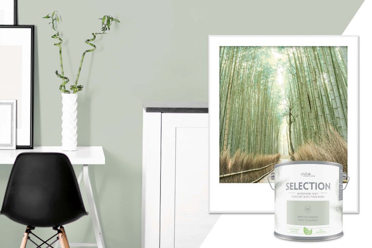 Scéna s barvou na stěny, psacím stolem a dekorací pro světlé prostředí místnosti