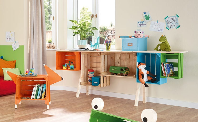 Dětský pokoj s psacím stolem z dřevěných beden a knihovnou ve tvaru lišky