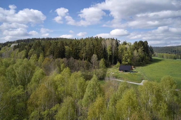 Letecký pohled na dům na okraji lesa