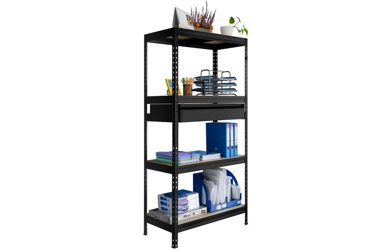 Černý kovový regál s pěti policemi plný kancelářských potřeb.