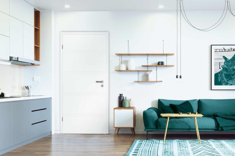 Obývací pokoj s interiérovými dveřmi, kuchyňským koutem, pohovkou a dekorací