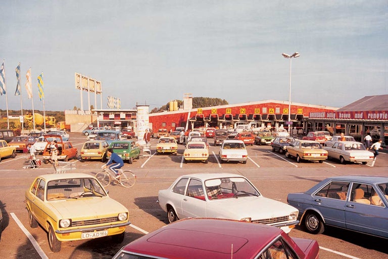 Historická fotografie hobbymarketu Hornbach s parkujícími auty