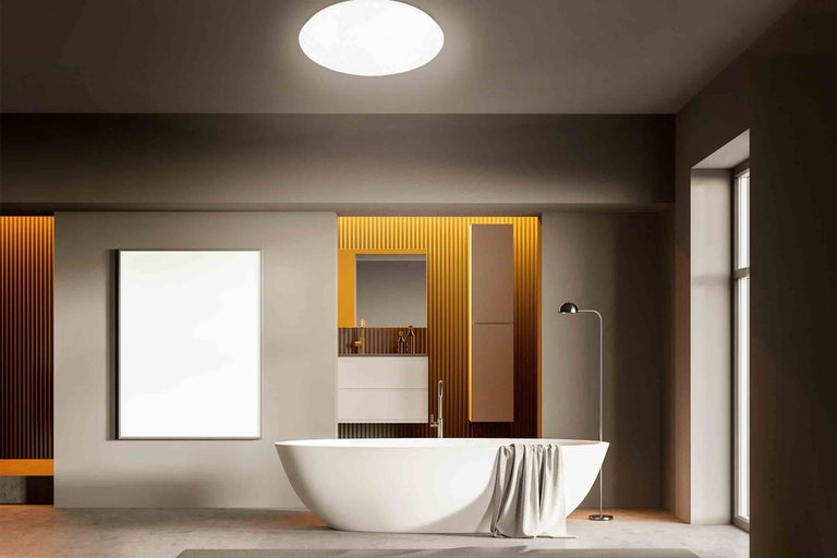 Moderní koupelna s vanou, umyvadlem a stropním svítidlem