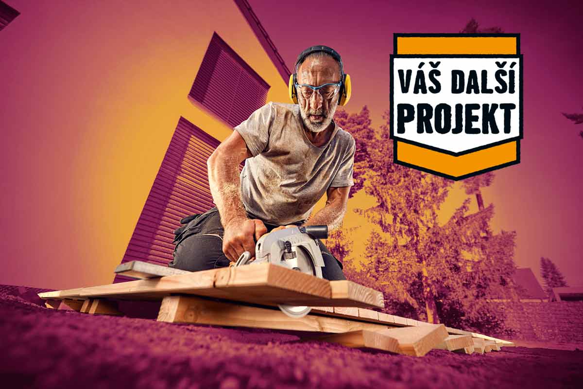 Muž řeže dřevo kotoučovou pilou a má na sobě ochranu sluchu