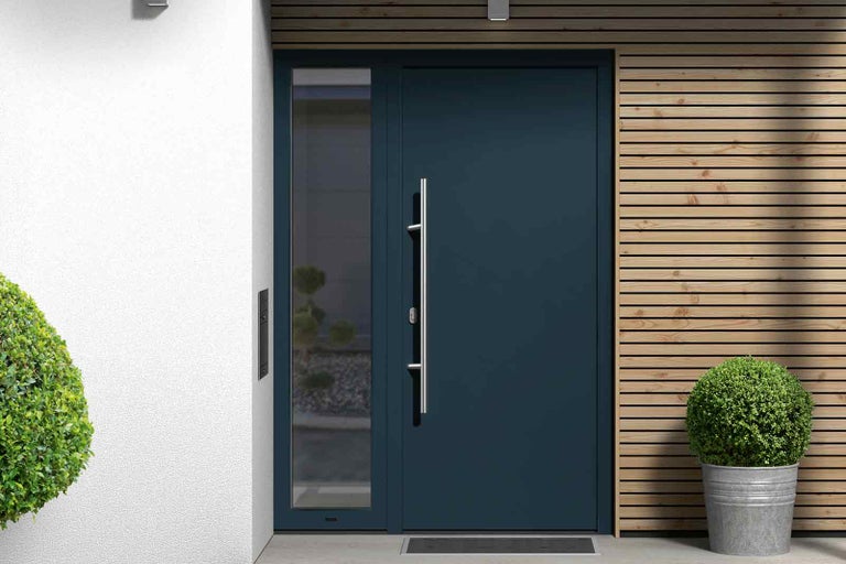 Moderní vchodové dveře s bočním dílem, tyčovou rukojetí a dřevěným obkladem