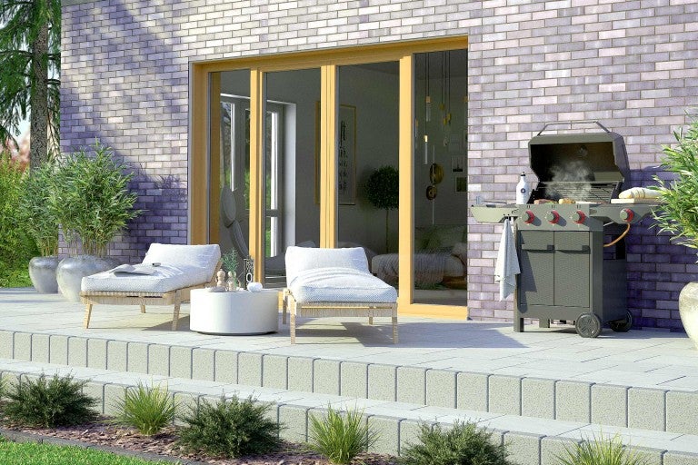 Terasa se zahradním nábytkem, grilem a posuvnými dveřmi