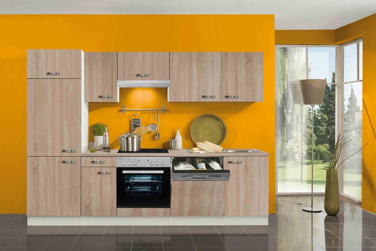 Moderní kuchyně s dřevěnými čely, dřezem, myčkou a troubou před barevnou stěnou