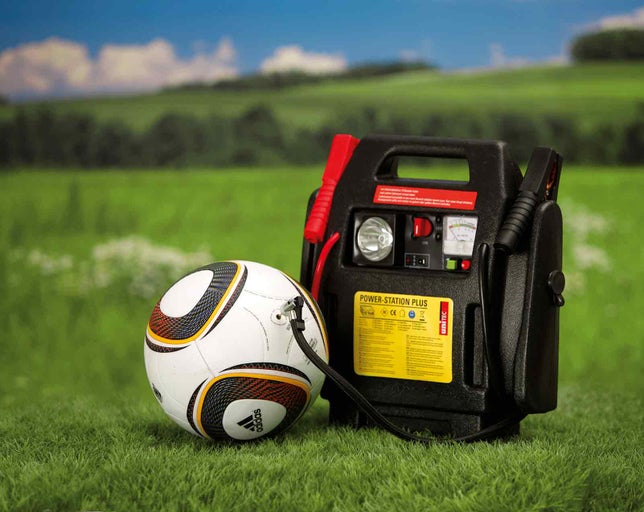 Startovací zdroj Unitec Power Station Plus s fotbalovým míčem Adidas na trávníku